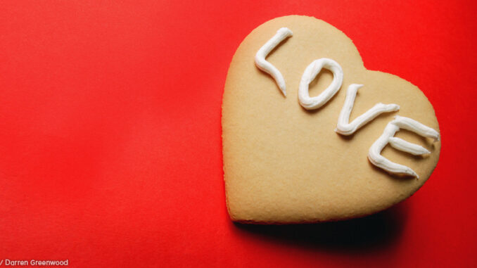 FS_01P_021414 heart-shaped cookie with LOVE in icing