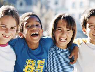 City kids posing for the camera outdoors. Photo: Banana Stock/age fotostock