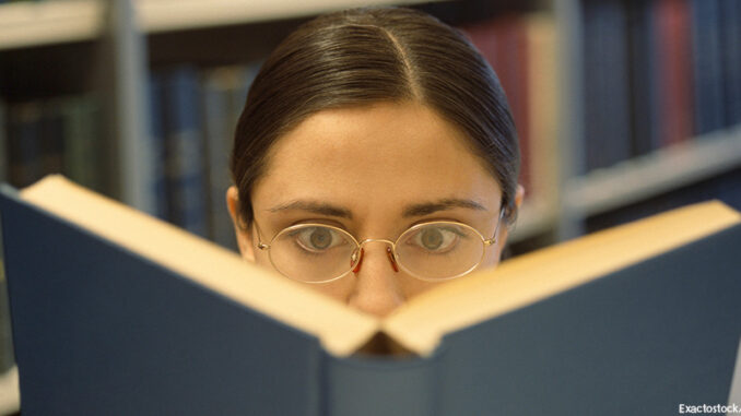090414_03P_FS Woman reading book (focus on woman's face)
