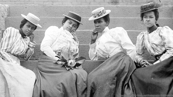 021115_01P_FS Four African American women seated on steps of building at Atlanta University, Georgia