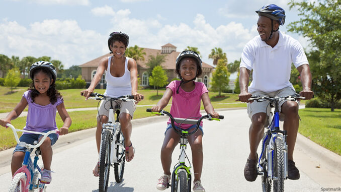 031215_01P_FS Family cycling. Photo: Spotmatik/Getty Images