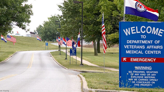 VA Hospital, Kansas City Mo USA entrance. Photo: Michael Beiriger/Alamy
