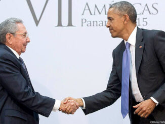 President Obama shakes hands with Raúl Castro. Photo: Official White House photo by Amanda Lucidon