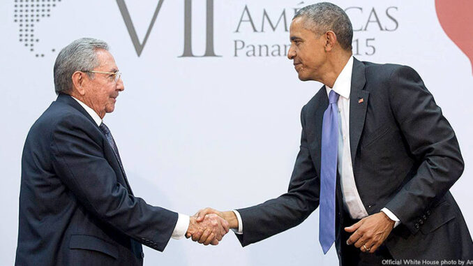 President Obama shakes hands with Raúl Castro. Photo: Official White House photo by Amanda Lucidon