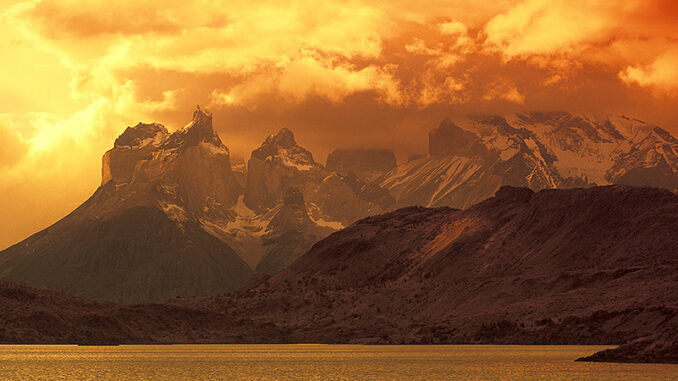 050815_02P_FS Rainy clouds over mountains by the sea at dusk. Photo: Glow Images