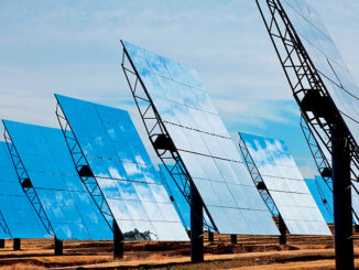 Full-length view of rows of solar mirror panels in a field harnessing the sun's rays to provide renewable alternative green energy. © (c)Darren Baker/Alamy. MHE World.