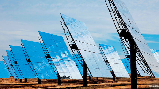 BMTCF4CMYK-F Full-length view of rows of solar mirror panels in a field harnessing the sun's rays to provide renewable alternative green energy. © (c)Darren Baker/Alamy. MHE World.