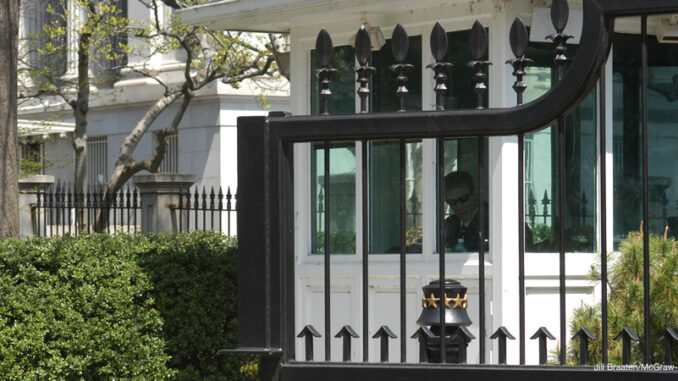042017_17 The Gate House to the White House in Washington D.C.