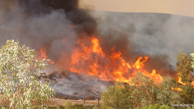 121117_01_FS California Wildfire approaching Homes