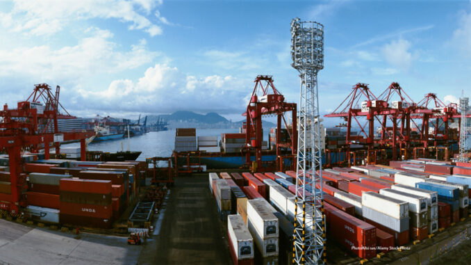 040918_01P_FS Containers and cranes on docks