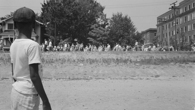 051418_01P_IS Little Rock, 1959. Mob marching from capitol to Central High