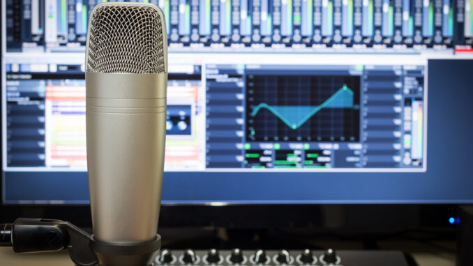 031119_01P_IS Studio condenser microphone and midi screen