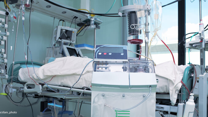 042219_02P_FS medical bed with instruments
