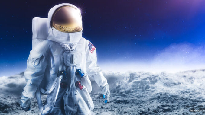052019_03P_FS Astronaut on moon graphic