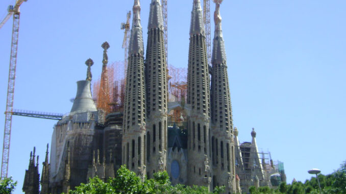 061719_02P_FS Exterior of La Sagrada Familia
